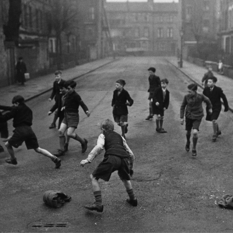 kinderen voetballend op straat